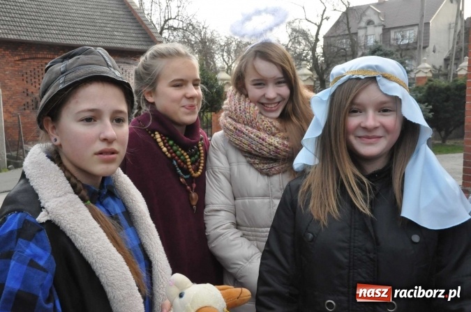 Zdjęcie w galerii na portalu naszraciborz.pl: Mali kolędnicy misyjni chcą pomóc Afryce wiadomości z regionu