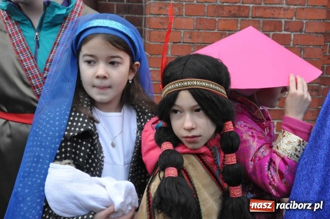 Zdjęcie w galerii na portalu naszraciborz.pl: Mali kolędnicy misyjni chcą pomóc Afryce wiadomości z regionu