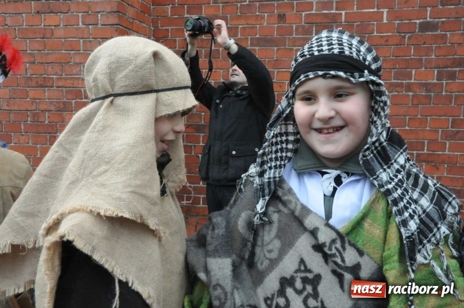 Zdjęcie w galerii na portalu naszraciborz.pl: Mali kolędnicy misyjni chcą pomóc Afryce wiadomości z regionu