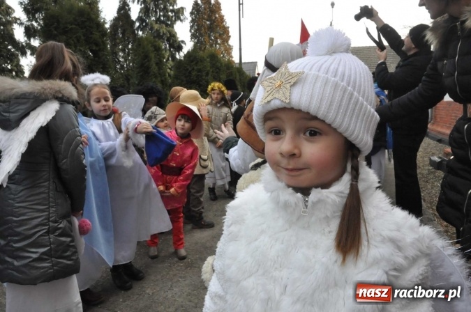 Zdjęcie w galerii na portalu naszraciborz.pl: Mali kolędnicy misyjni chcą pomóc Afryce wiadomości z regionu