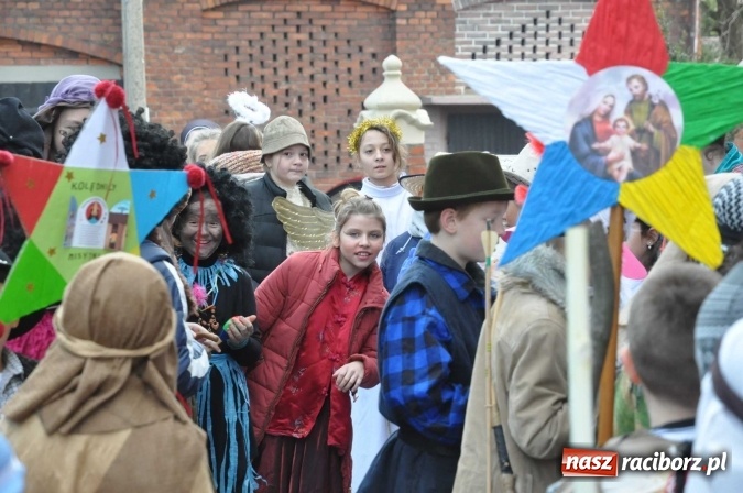 Zdjęcie w galerii na portalu naszraciborz.pl: Mali kolędnicy misyjni chcą pomóc Afryce wiadomości z regionu