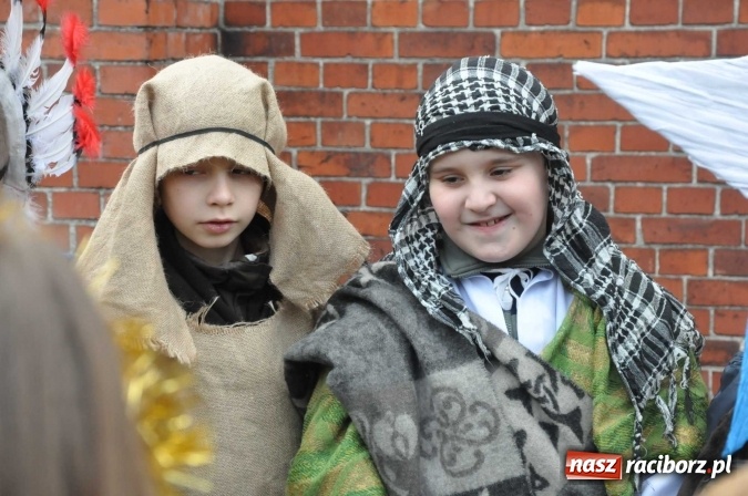 Zdjęcie w galerii na portalu naszraciborz.pl: Mali kolędnicy misyjni chcą pomóc Afryce wiadomości z regionu