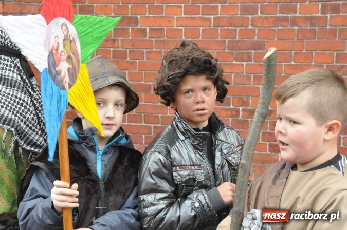 Zdjęcie w galerii na portalu naszraciborz.pl: Mali kolędnicy misyjni chcą pomóc Afryce wiadomości z regionu