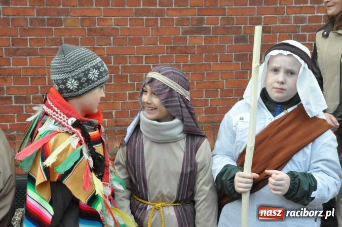 Zdjęcie w galerii na portalu naszraciborz.pl: Mali kolędnicy misyjni chcą pomóc Afryce wiadomości z regionu