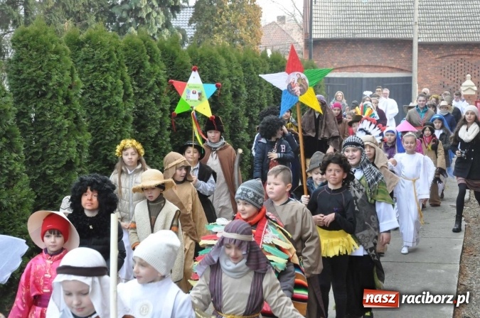 Zdjęcie w galerii na portalu naszraciborz.pl: Mali kolędnicy misyjni chcą pomóc Afryce wiadomości z regionu