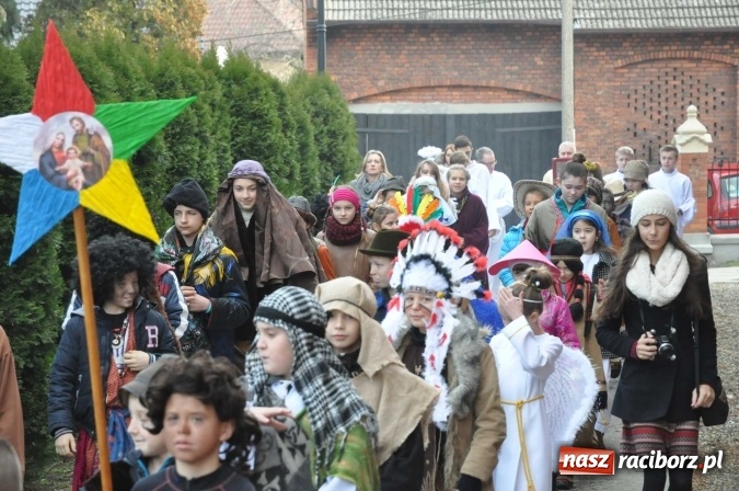 Zdjęcie w galerii na portalu naszraciborz.pl: Mali kolędnicy misyjni chcą pomóc Afryce wiadomości z regionu