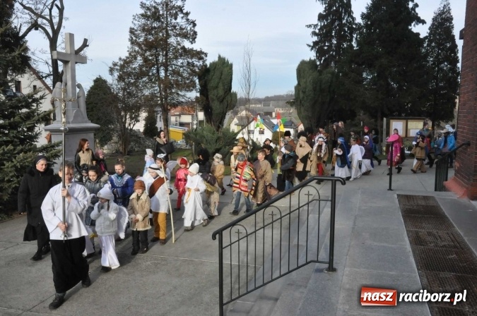 Zdjęcie w galerii na portalu naszraciborz.pl: Mali kolędnicy misyjni chcą pomóc Afryce wiadomości z regionu