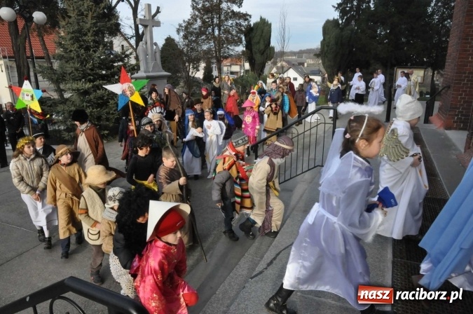 Zdjęcie w galerii na portalu naszraciborz.pl: Mali kolędnicy misyjni chcą pomóc Afryce wiadomości z regionu