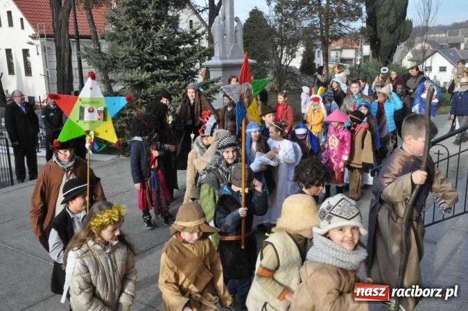 Zdjęcie w galerii na portalu naszraciborz.pl: Mali kolędnicy misyjni chcą pomóc Afryce wiadomości z regionu