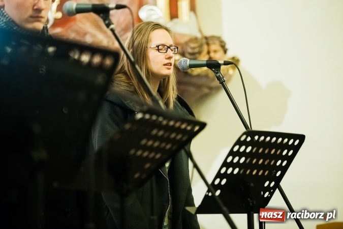Zdjęcie w galerii na portalu naszraciborz.pl: Atlantyda kolędowała w Matce Bożej wiadomości z regionu