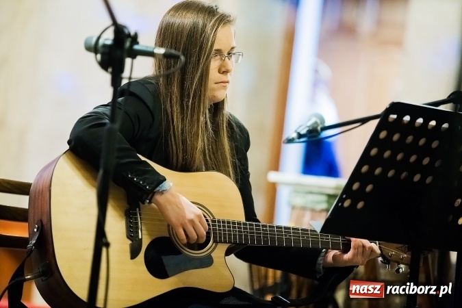 Zdjęcie w galerii na portalu naszraciborz.pl: Atlantyda kolędowała w Matce Bożej wiadomości z regionu