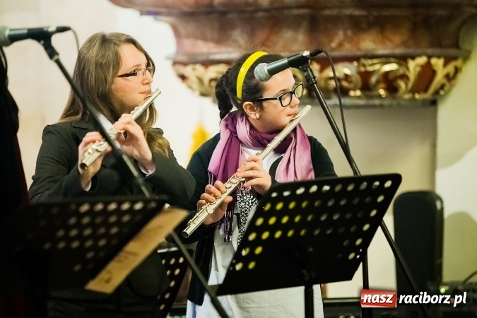 Zdjęcie w galerii na portalu naszraciborz.pl: Atlantyda kolędowała w Matce Bożej wiadomości z regionu