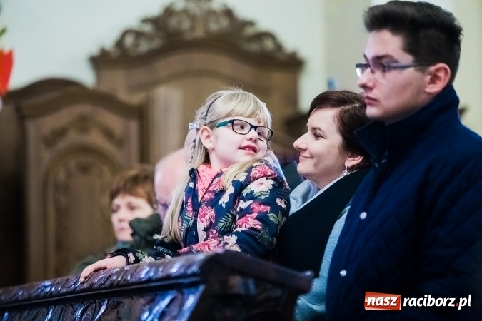 Zdjęcie w galerii na portalu naszraciborz.pl: Atlantyda kolędowała w Matce Bożej wiadomości z regionu