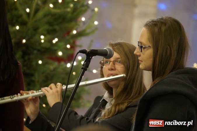 Zdjęcie w galerii na portalu naszraciborz.pl: Atlantyda kolędowała w Matce Bożej wiadomości z regionu