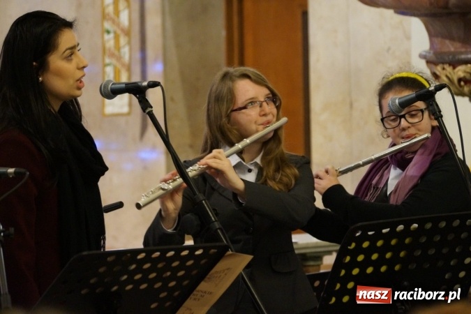 Zdjęcie w galerii na portalu naszraciborz.pl: Atlantyda kolędowała w Matce Bożej wiadomości z regionu