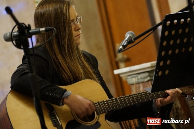 Zdjęcie w galerii na portalu naszraciborz.pl: Atlantyda kolędowała w Matce Bożej wiadomości z regionu