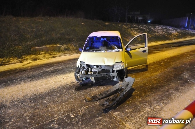 Zdjęcie w galerii na portalu naszraciborz.pl: Noga z gazu. Trudna sytuacja na drogach Raciborszczyzny. Kolizja na Rybnickiej wiadomości z regionu