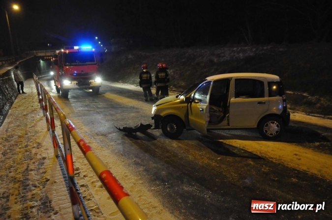 Zdjęcie w galerii na portalu naszraciborz.pl: Noga z gazu. Trudna sytuacja na drogach Raciborszczyzny. Kolizja na Rybnickiej wiadomości z regionu