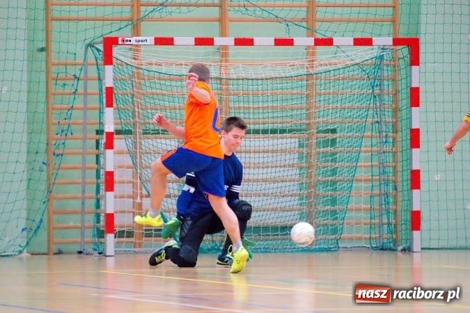 Zdjęcie w galerii na portalu naszraciborz.pl: HLPN: Niedzielny maraton futsalu. Zmarnowana szansa M&D Metallbau. Galaktikos nowym liderem I ligi wiadomości z regionu