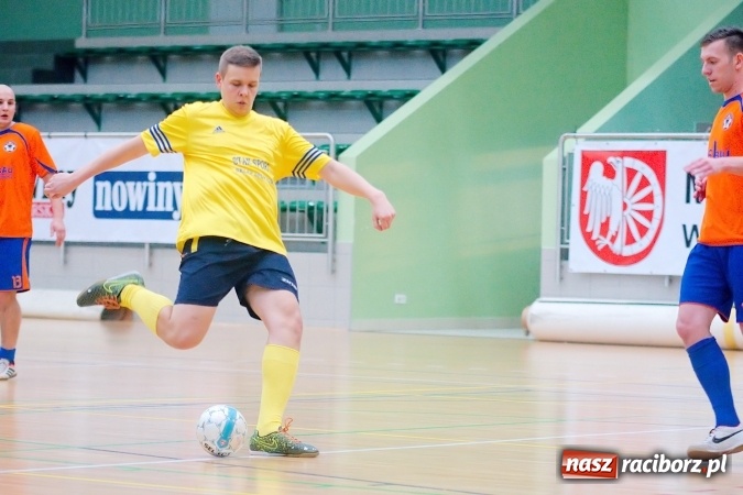 Zdjęcie w galerii na portalu naszraciborz.pl: HLPN: Niedzielny maraton futsalu. Zmarnowana szansa M&D Metallbau. Galaktikos nowym liderem I ligi wiadomości z regionu