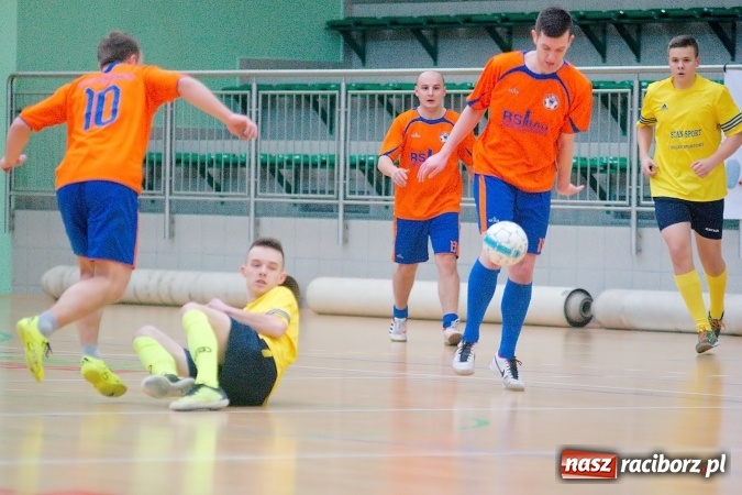 Zdjęcie w galerii na portalu naszraciborz.pl: HLPN: Niedzielny maraton futsalu. Zmarnowana szansa M&D Metallbau. Galaktikos nowym liderem I ligi wiadomości z regionu