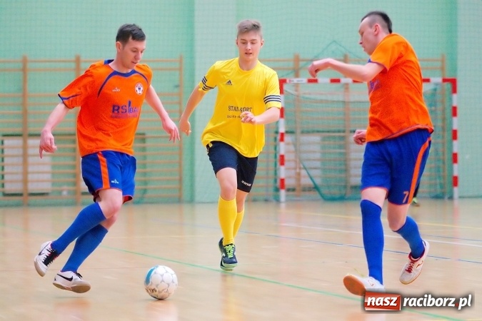 Zdjęcie w galerii na portalu naszraciborz.pl: HLPN: Niedzielny maraton futsalu. Zmarnowana szansa M&D Metallbau. Galaktikos nowym liderem I ligi wiadomości z regionu
