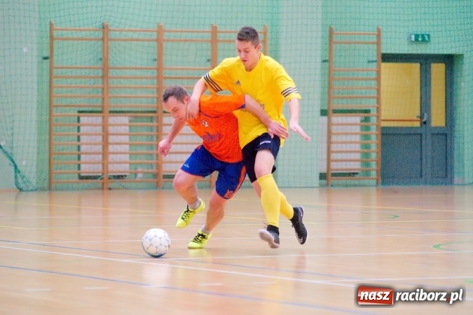 Zdjęcie w galerii na portalu naszraciborz.pl: HLPN: Niedzielny maraton futsalu. Zmarnowana szansa M&D Metallbau. Galaktikos nowym liderem I ligi wiadomości z regionu