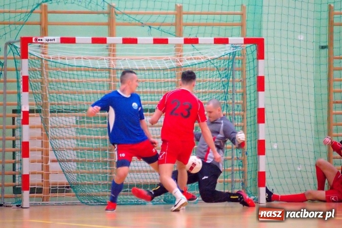 Zdjęcie w galerii na portalu naszraciborz.pl: HLPN: Niedzielny maraton futsalu. Zmarnowana szansa M&D Metallbau. Galaktikos nowym liderem I ligi wiadomości z regionu