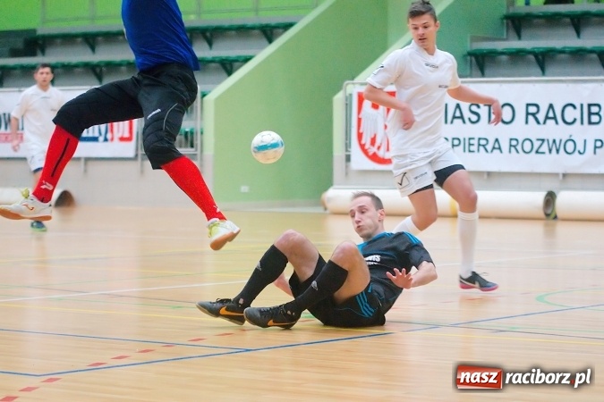 Zdjęcie w galerii na portalu naszraciborz.pl: HLPN: Niedzielny maraton futsalu. Zmarnowana szansa M&D Metallbau. Galaktikos nowym liderem I ligi wiadomości z regionu