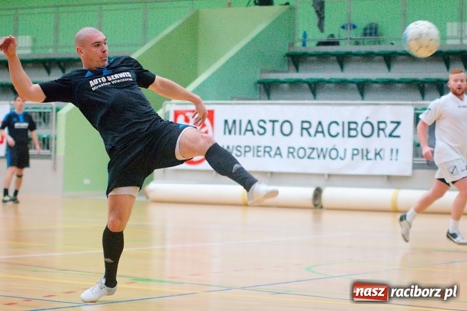 Zdjęcie w galerii na portalu naszraciborz.pl: HLPN: Niedzielny maraton futsalu. Zmarnowana szansa M&D Metallbau. Galaktikos nowym liderem I ligi wiadomości z regionu