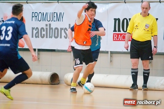 Zdjęcie w galerii na portalu naszraciborz.pl: HLPN: Niedzielny maraton futsalu. Zmarnowana szansa M&D Metallbau. Galaktikos nowym liderem I ligi wiadomości z regionu