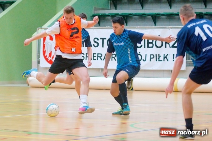 Zdjęcie w galerii na portalu naszraciborz.pl: HLPN: Niedzielny maraton futsalu. Zmarnowana szansa M&D Metallbau. Galaktikos nowym liderem I ligi wiadomości z regionu
