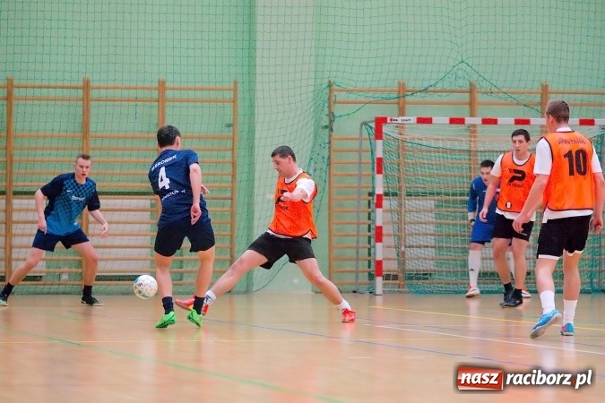 Zdjęcie w galerii na portalu naszraciborz.pl: HLPN: Niedzielny maraton futsalu. Zmarnowana szansa M&D Metallbau. Galaktikos nowym liderem I ligi wiadomości z regionu