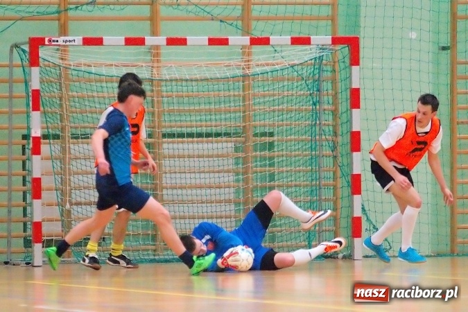 Zdjęcie w galerii na portalu naszraciborz.pl: HLPN: Niedzielny maraton futsalu. Zmarnowana szansa M&D Metallbau. Galaktikos nowym liderem I ligi wiadomości z regionu