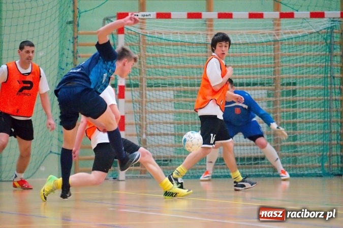 Zdjęcie w galerii na portalu naszraciborz.pl: HLPN: Niedzielny maraton futsalu. Zmarnowana szansa M&D Metallbau. Galaktikos nowym liderem I ligi wiadomości z regionu