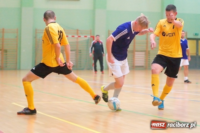 Zdjęcie w galerii na portalu naszraciborz.pl: HLPN: Niedzielny maraton futsalu. Zmarnowana szansa M&D Metallbau. Galaktikos nowym liderem I ligi wiadomości z regionu