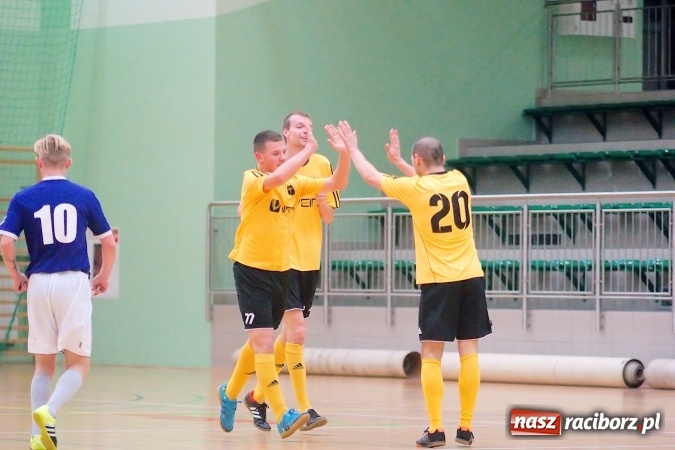 Zdjęcie w galerii na portalu naszraciborz.pl: HLPN: Niedzielny maraton futsalu. Zmarnowana szansa M&D Metallbau. Galaktikos nowym liderem I ligi wiadomości z regionu