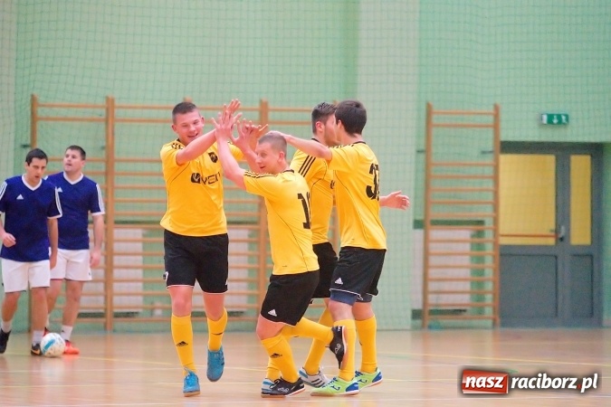 Zdjęcie w galerii na portalu naszraciborz.pl: HLPN: Niedzielny maraton futsalu. Zmarnowana szansa M&D Metallbau. Galaktikos nowym liderem I ligi wiadomości z regionu