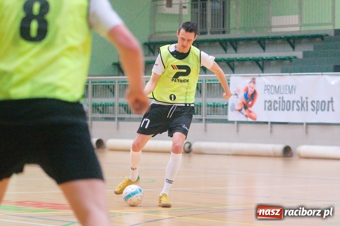 Zdjęcie w galerii na portalu naszraciborz.pl: HLPN: Niedzielny maraton futsalu. Zmarnowana szansa M&D Metallbau. Galaktikos nowym liderem I ligi wiadomości z regionu