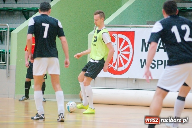 Zdjęcie w galerii na portalu naszraciborz.pl: HLPN: Niedzielny maraton futsalu. Zmarnowana szansa M&D Metallbau. Galaktikos nowym liderem I ligi wiadomości z regionu