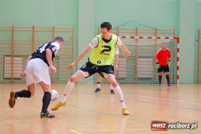 Zdjęcie w galerii na portalu naszraciborz.pl: HLPN: Niedzielny maraton futsalu. Zmarnowana szansa M&D Metallbau. Galaktikos nowym liderem I ligi wiadomości z regionu