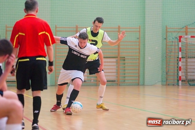 Zdjęcie w galerii na portalu naszraciborz.pl: HLPN: Niedzielny maraton futsalu. Zmarnowana szansa M&D Metallbau. Galaktikos nowym liderem I ligi wiadomości z regionu