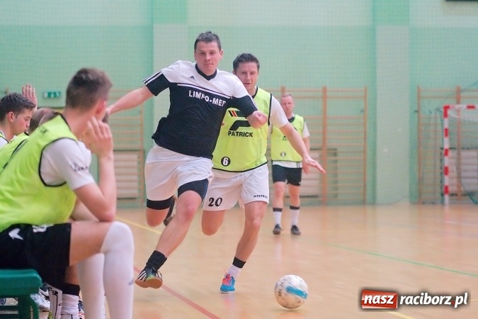 Zdjęcie w galerii na portalu naszraciborz.pl: HLPN: Niedzielny maraton futsalu. Zmarnowana szansa M&D Metallbau. Galaktikos nowym liderem I ligi wiadomości z regionu