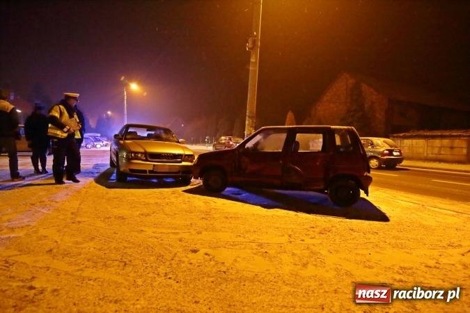 Zdjęcie w galerii na portalu naszraciborz.pl: Kierowca tico przeszarżował na śniegu wiadomości z regionu