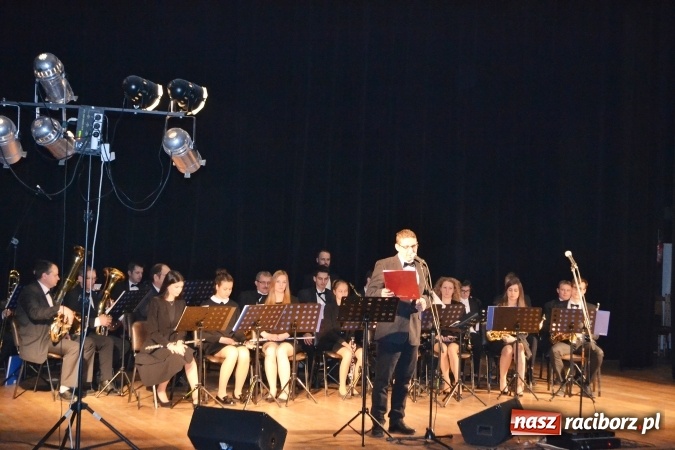 Zdjęcie w galerii na portalu naszraciborz.pl: Pierwszy koncert po remoncie budynku MOKSiR w Kuźni Raciborskiej wiadomości z regionu
