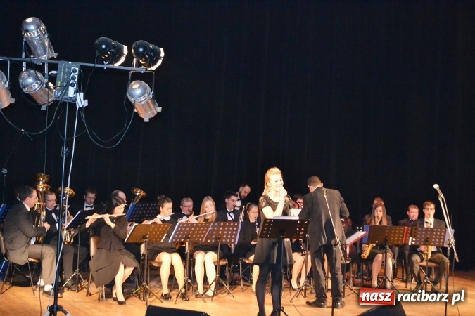 Zdjęcie w galerii na portalu naszraciborz.pl: Pierwszy koncert po remoncie budynku MOKSiR w Kuźni Raciborskiej wiadomości z regionu