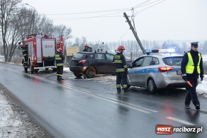 Zdjęcie w galerii na portalu naszraciborz.pl: Fatalne warunki na drogach. W Brzeziu nissan uderzył w słup  wiadomości z regionu