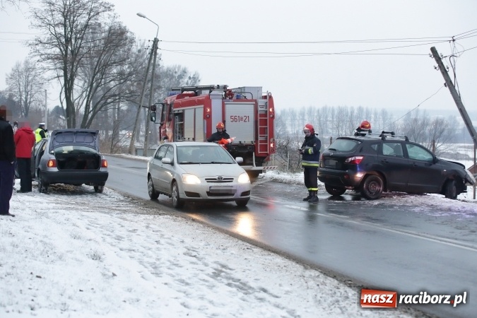 Zdjęcie w galerii na portalu naszraciborz.pl: Fatalne warunki na drogach. W Brzeziu nissan uderzył w słup  wiadomości z regionu