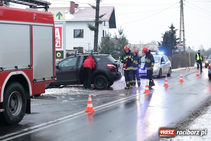 Zdjęcie w galerii na portalu naszraciborz.pl: Fatalne warunki na drogach. W Brzeziu nissan uderzył w słup  wiadomości z regionu