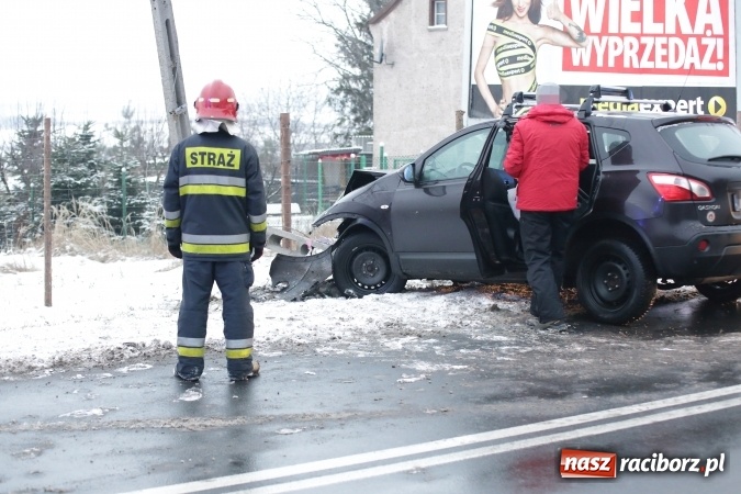 Zdjęcie w galerii na portalu naszraciborz.pl: Fatalne warunki na drogach. W Brzeziu nissan uderzył w słup  wiadomości z regionu